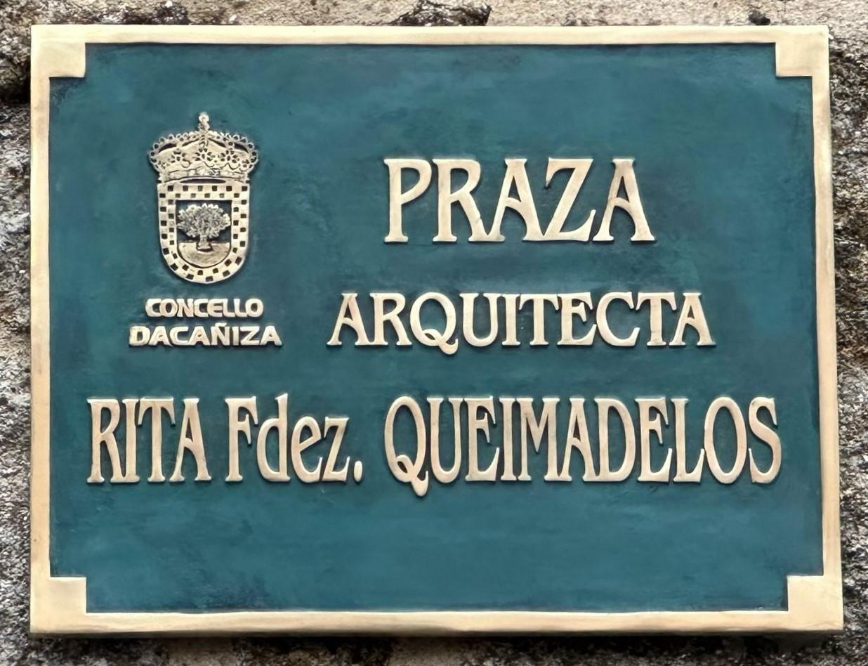 A Cañiza e o Colexio de Arquitectos de Galicia renden homenaxe a Rita Fernández Queimadelos, unha arquitecta pioneira galega que a partires de hoxe da nome á Praza do Mercado