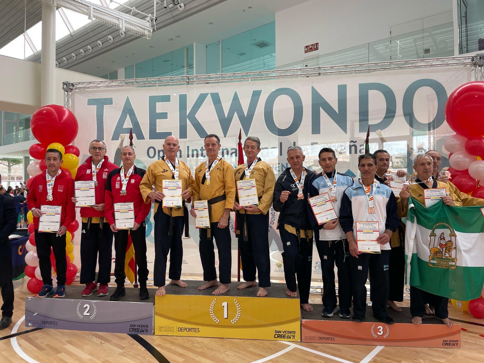 O Alcalde recibe no Salón de Plenos a Fidel Rodríguez, adestrador e coordinador do ximnasio municipal , tras conseguir a medalla de bronce no Campionato de España por Equipos de Poomsae
