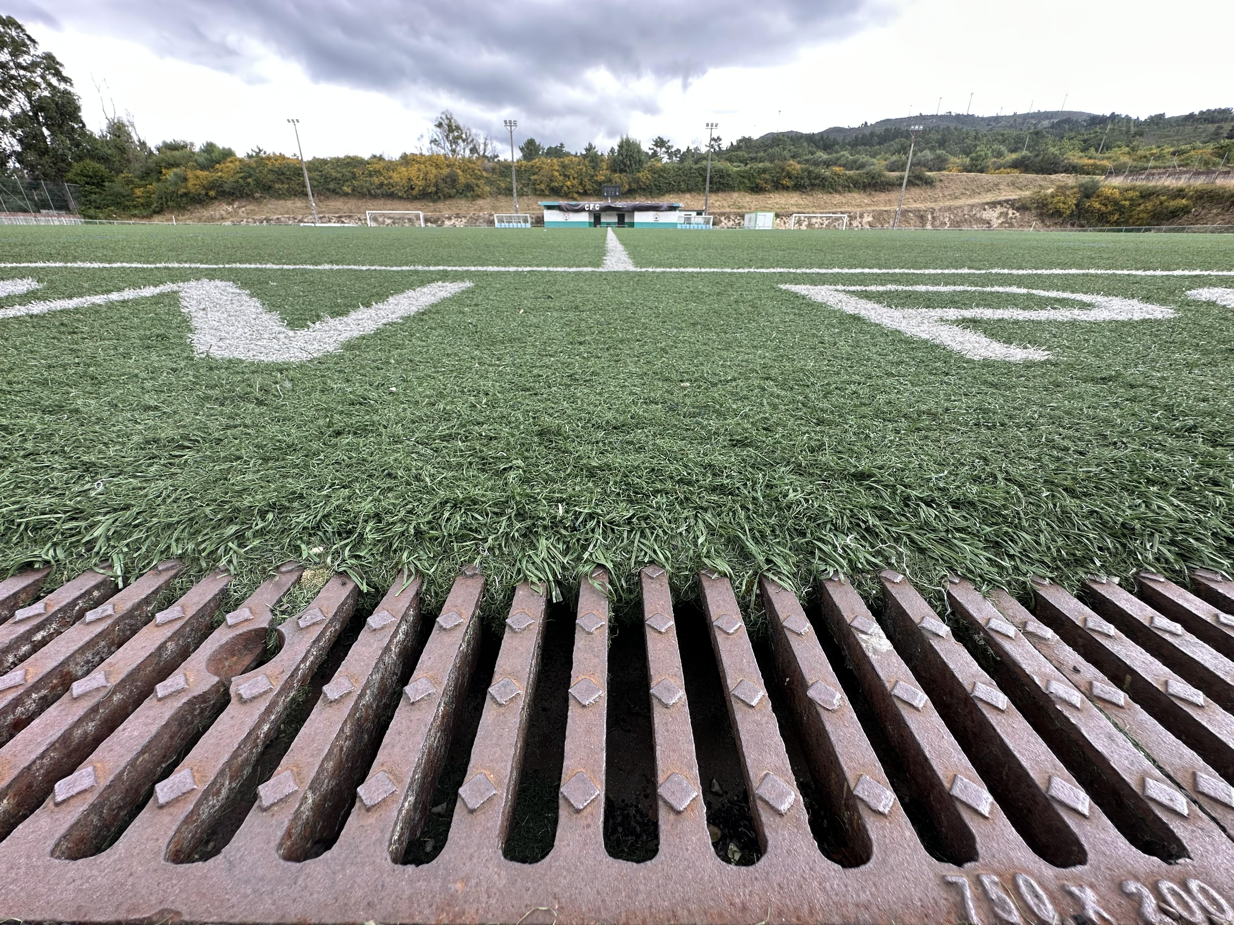 Estado do céspede artificial do Campo de Fúlbol das Augas Férreas