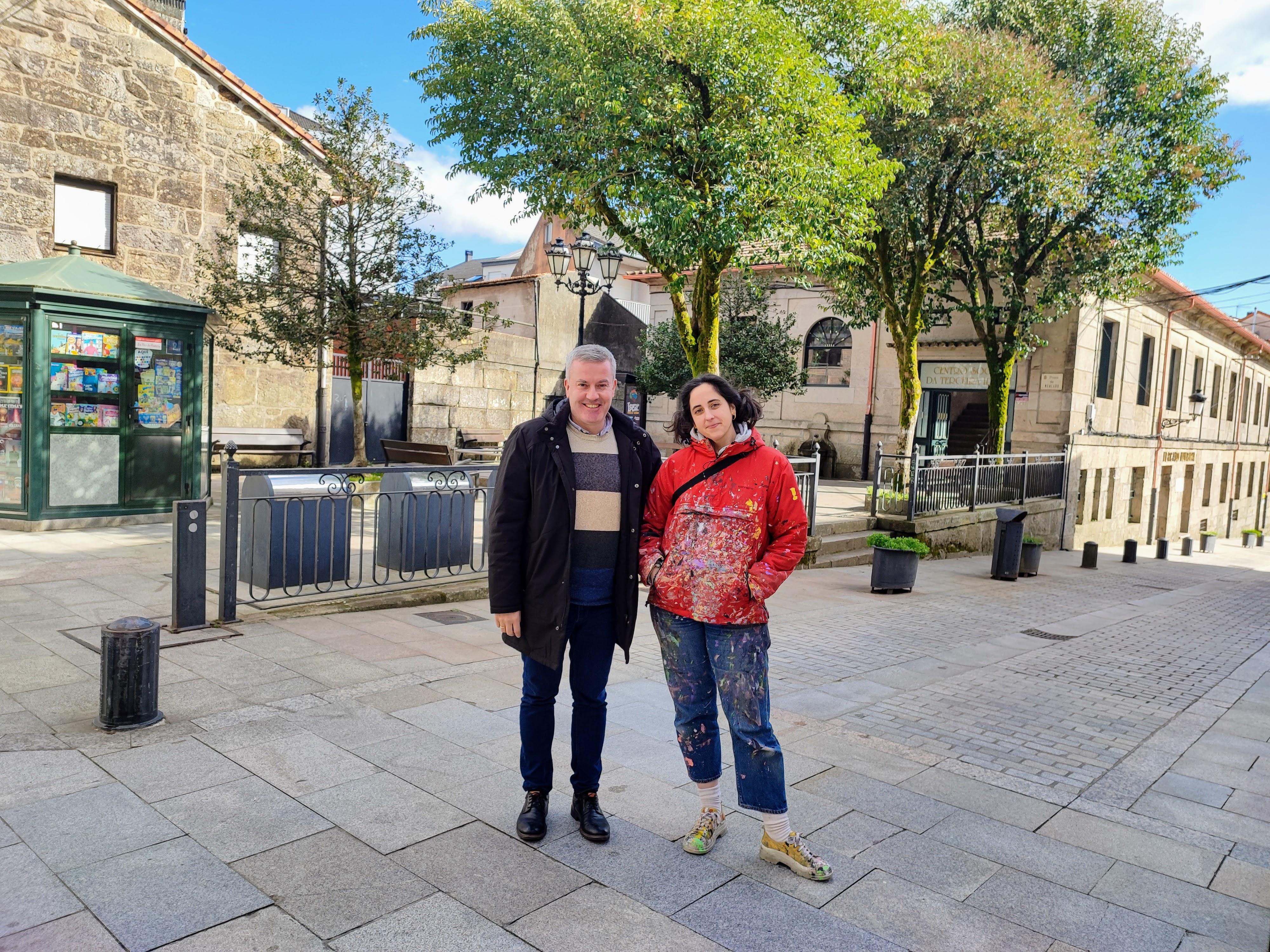 Amaia Arrazola enche de cor e reivindicación feminina a renovada piscina municipal da Cañiza