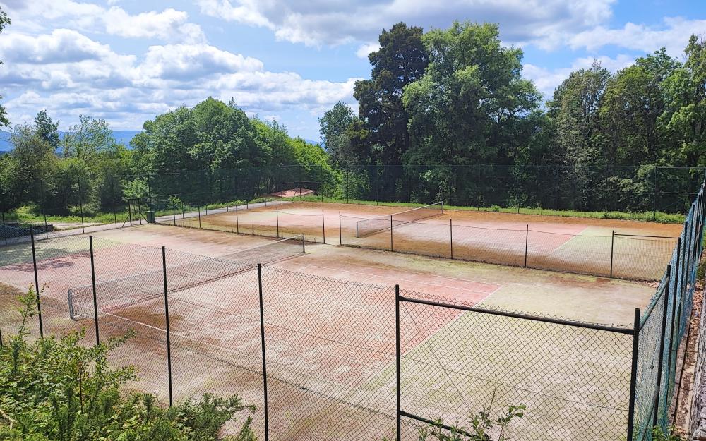 O Concello adxudicou esta mañá as obras de reforma integral das pistas de tenis municipais á empresa Prace, Servicios y Obras S.A. por un importe de 63.600,38€