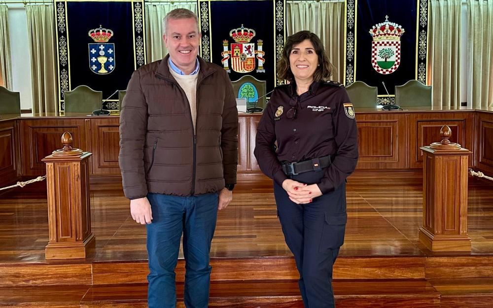 O vindeiro 2 de maio ponse en marcha o novo servizo de oficinas móviles da policia nacional para o rural  DNI e pasaporte expedidos en 10 minutos a través das furgonetas integrales de documentación (VIDOC)  Esta mañá o Alcalde adiantou que o vindeiro mes de maio impleméntase na Cañiza este novo servizo da Policía local, como xa anunciara Luis Piña na reunión mantida o pasado mes de marzo coa Inspectora Xefa da Secretaría Xeral da Comisaría de Vigo-Redondela, dona Esther Arén Vidal.  Está previsto que o día 