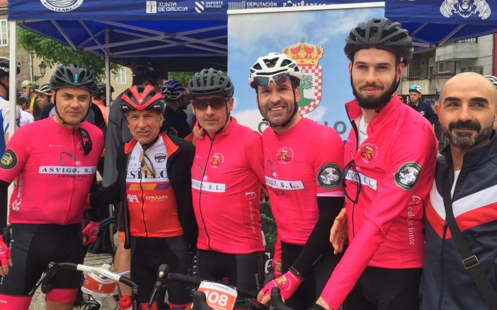 clasica Alvaro Pino 23 de mayo de 22 momento de la parada para avituallamiento en la Plaza Mayor de A Cañiza