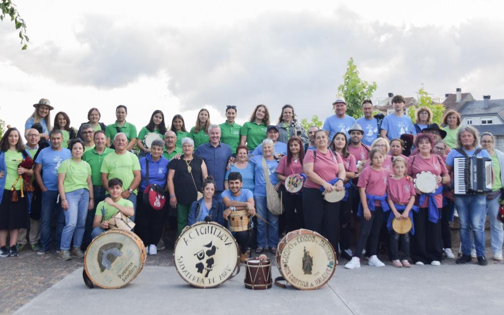 As rúas da Cañiza énchense de música e tradición galega