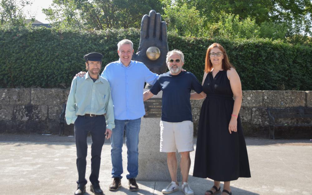O Alcalde Luis Piña acompaña ao actor galego “Morris” e ao pintor e escultor cañicense Diego De Giráldez na súa visita á vila O recoñecido actor galego Antonio Durán «Morris» visitou recentemente A Cañiza a invitación do pintor e escultor de renome internacional e Fillo Predilecto da Cañiza, Diego de Giráldez. Durante a súa estancia, o Alcalde fixo de anfitrión e xunto coa Teniente de Alcalde María José Rodríguez, acompañou ao grupo na visita. Despois de visitar a Casa Consistorial e o Salón Noble de Sesión