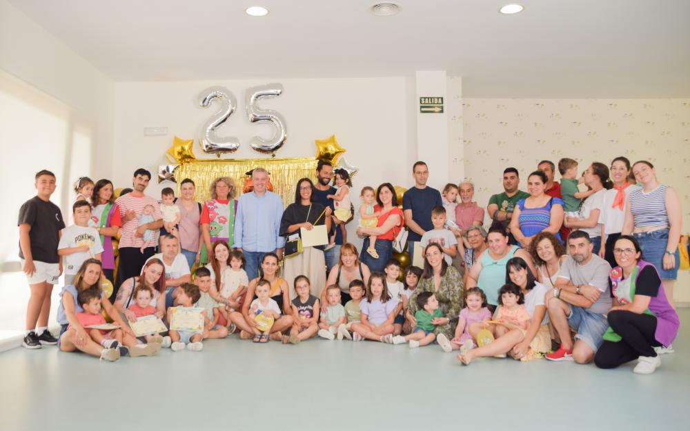  O Alcalde Luis Piña asistiu á Graduación dos alumnos de 3º curso da Escola Infantil Municipal da Cañiza  O pasado 30 de xuño celebrouse un emotivo acto de graduación na EIM da Cañiza, en homenaxe aos 17 nenos e nenas do último curso do ciclo 0 a 3 anos. Os pequenos protagonistas, con apenas tres anos, foron o centro dunha xornada chea de emoción, tenrura e orgullo para todos.  O acto contou coa presenza do Alcalde Luis Piña, quen visitou persoalmente o centro para acompañar ao alumnado e ás súas familias n