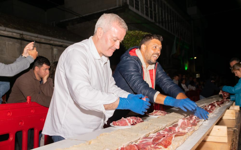 A Cañiza supera o récord de 2023 ao fornear un «bocata de xamón» de 20,38 m.