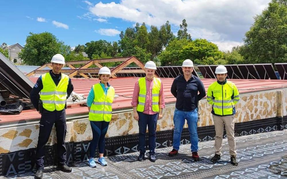 O Alcalde, o Director de obra e empregados municipais na cuberta reformada da piscina climatizada