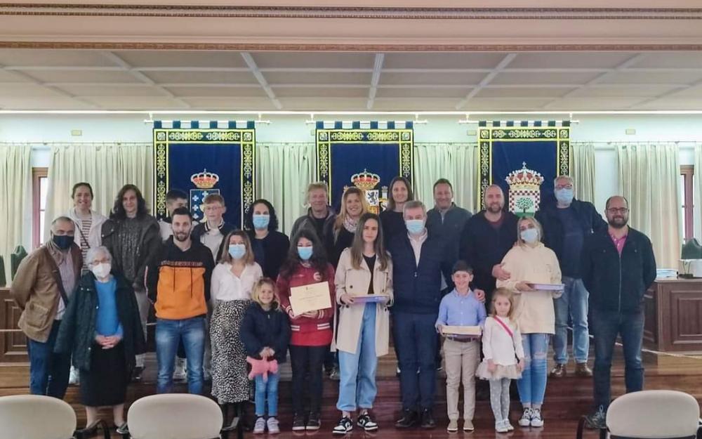 Foto de Grupo do acto de entrega de premios aos ganadores dos concursos literarios letras galegas 2022