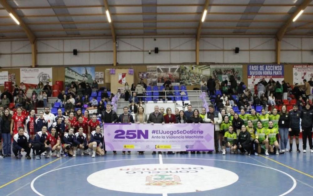 O Concello da Cañiza reivindica o 25N xunto á Federación Galega de Balonmán e á Subdelegación do Goberno nun acto conxunto celebrado este sábado no pavillón municipal da Cañiza.