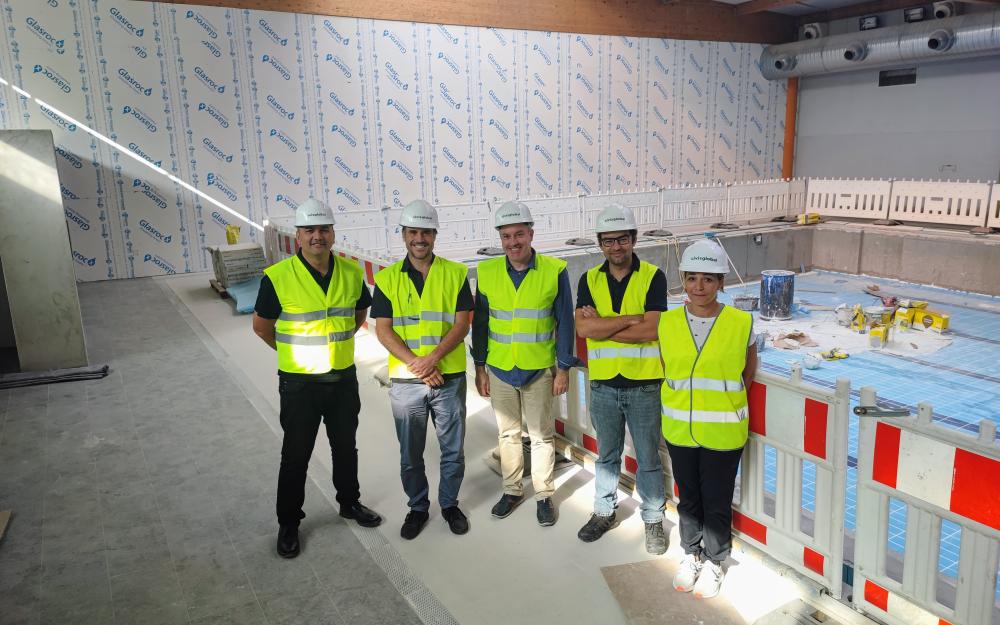 O Alcalde Luis Piña visita as obras da piscina climatizada acompañado do arquitecto Carlos Mezquita e dos técnicos de CIVIS GLOBAL, S.L.U, encargados desta rehabilitación que comezou o pasado mes de abril
