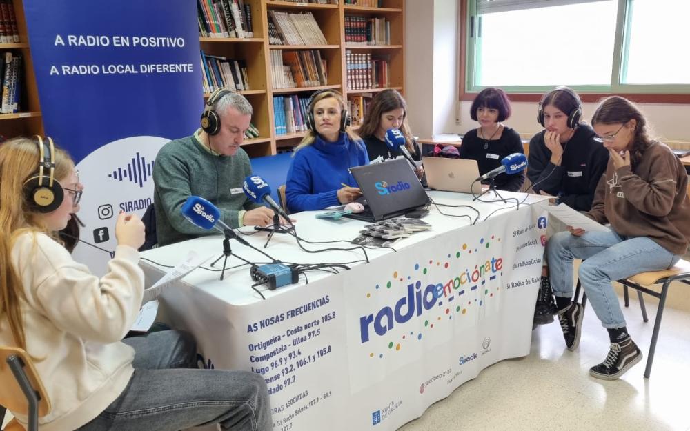 Volvemos ao CPI da Cañiza, esta vez acompañados d@s alumn@s da ESo para emitir un novo programa de radio con motivo do 90 aniversario da chegada da Radio a Galicia