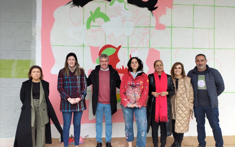 Carmela Silva volve á Cañiza para acompañar á artista urbana Amaia Arrazola no inicio do mural de igualdade