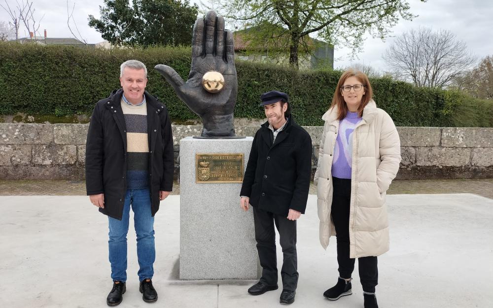 Unha nova escultura de Diego de Giráldez engrandece dende hoxe o casco urbano da Cañiza
