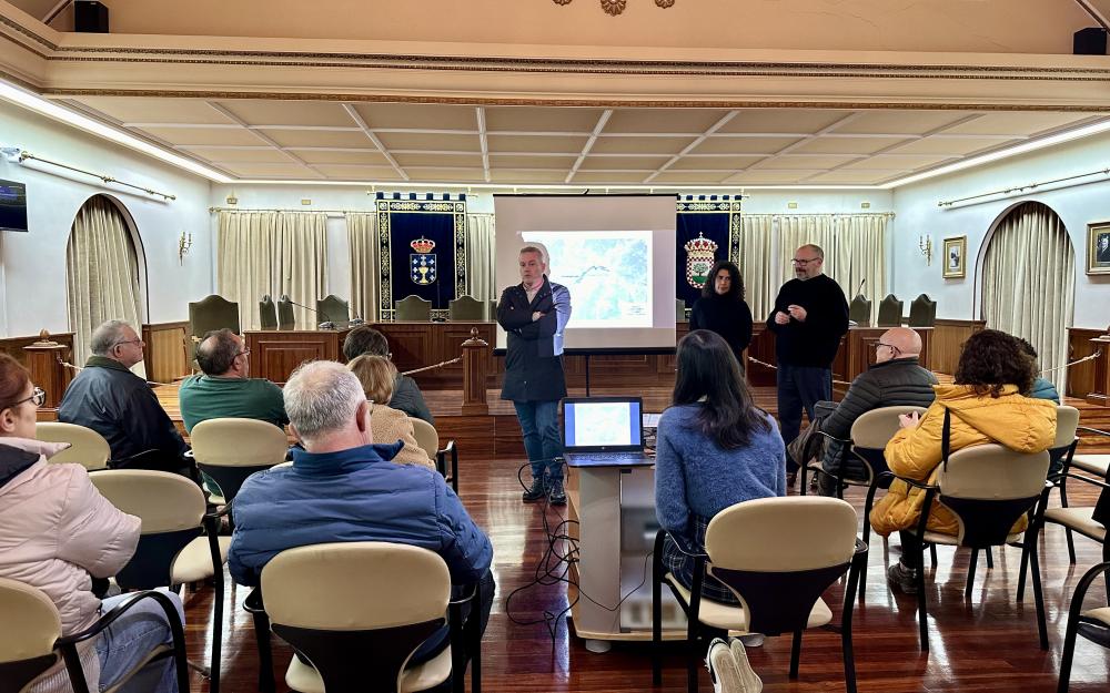 Presentamos as propostas de acondicionamento dos camiños no núcleo dos Bueixos e da rúa Rosalía de Castro   Este venres o Alcalde Luis Piña xunto coa Arquitecta Silvia González e o Enxeñeiro Eduardo Cancela e os seus respectivos equipos,  presentaron aos veciños e veciñas do lugar dos Bueixos e da rúa Rosalía de Castro as dúas propostas, tras convocalos a asistir para coñecer de primeira man estas actuacións viais.  Segundo indicou o Alcalde, dende o Concello queremos contar coas opinións dos veciños neste 