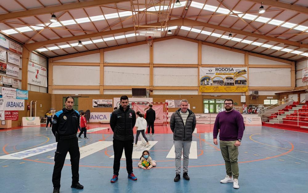 El Alcalde y los entrenadores del Club Balonmano Cañiza visitando las obras de reforma de la cubierta del pabellon