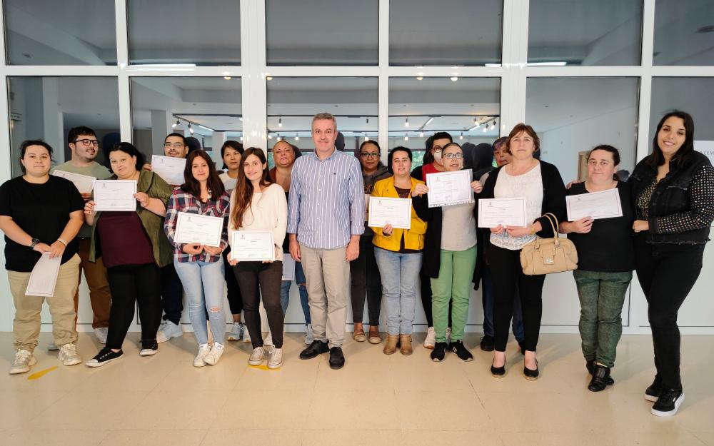O Alcalde entrega os diplomas do curso de acompañamento de transporte escolar e comedor o 22 de xuño