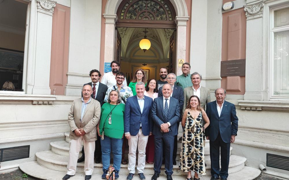 Foto de familia na entrada da Casa da Xuventude de Lisboa coa Xunta Directiva