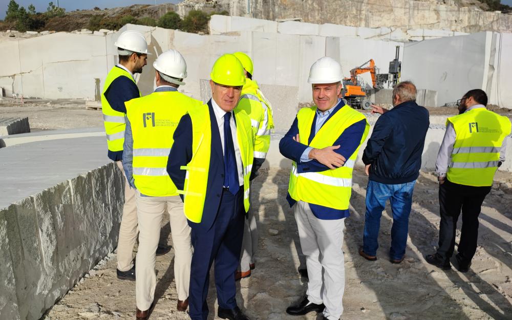 O Alcalde Luis Piña asiste ao acto de entrega á empresa «CANTERA MINERA DE ROCAS S.L.» do selo que garante as boas prácticas en materia de sostenibilidade