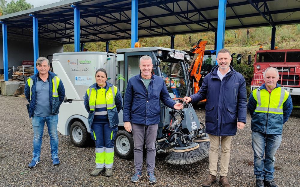 recepcionamos a nova máquina varredora profesional do servizo municipal de limpeza viaria