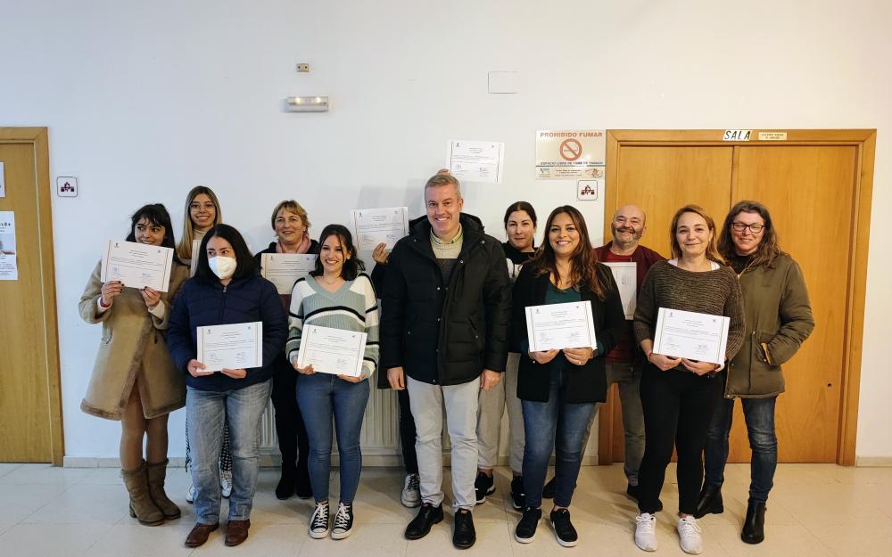 O Alcalde entrega os diplomas acreditativos do curso de «recepcionista de oficina», rematado este 17 de novembro. 