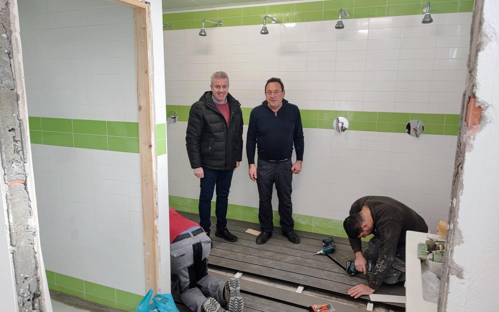 O Alcalde visita as obras de rehabilitación dos vestiarios do pavillón deportivo «CARBALLO DO MARCO» 