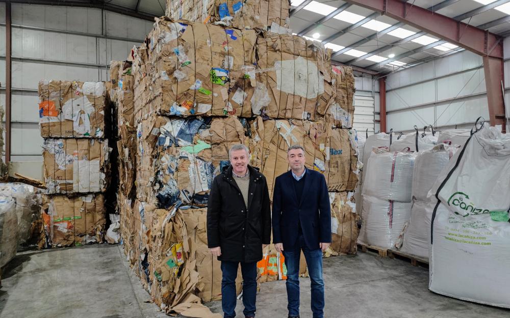 Visita do Alcalde á empresa RECICLADOS PLASTICOS LA CAÑIZA SL, situada en el Polígono Industrial Municipal