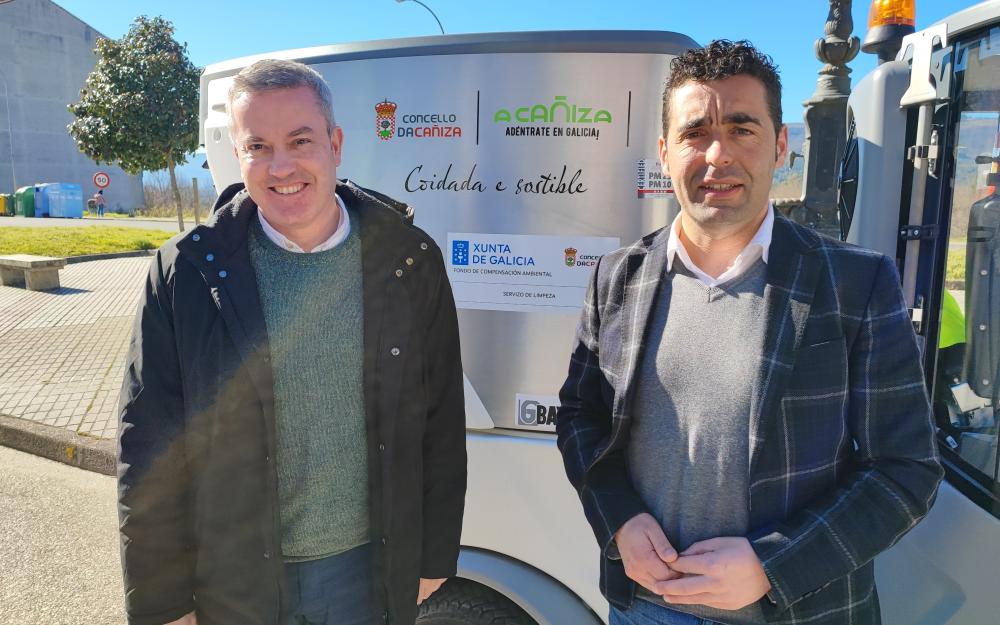 O Alcalde e o Delegado da Xunta supervisan a nova máquina varredora do Servizo Municipal de Limpeza