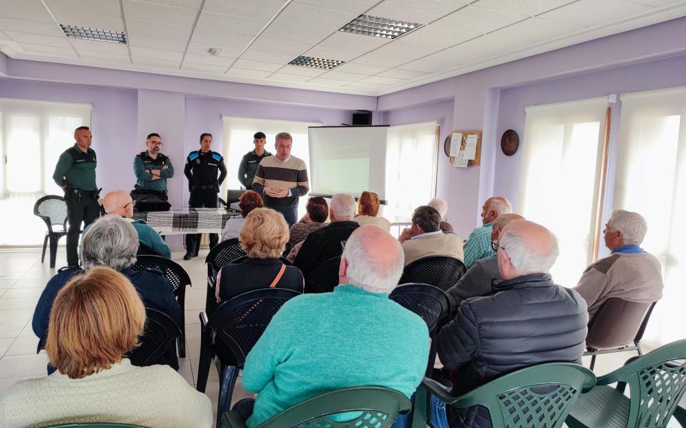 O Centro da 3ª Idade da Cañiza acolleu esta mañá unha charla sobre consellos de seguridade para persoas maiores