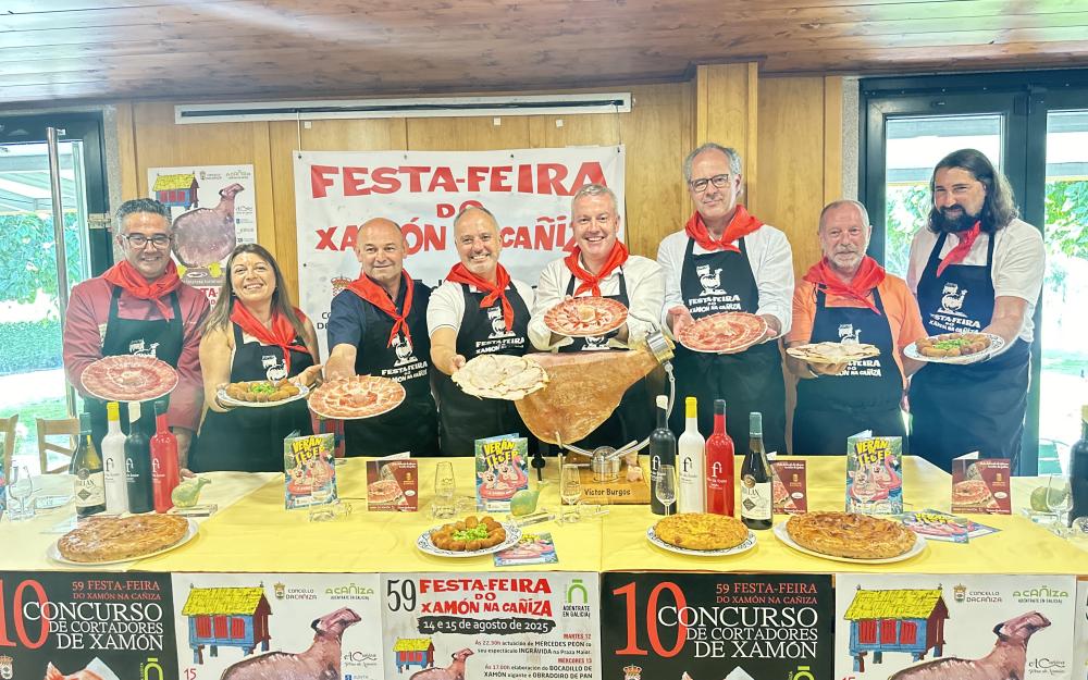 A Cañiza presenta a 59ª edición da súa Feira do Xamón cun forte compromiso co desenvolvemento rural e a cooperación transfronteiriza  “O xamón da Cañiza é un dos mellores de Galicia e de España; esta feira é a nosa bandeira e o noso orgullo” — Luis Piña, Alcalde A Cañiza. 7 de agosto de 2025 O restaurante Os do Resero acolleu esta mañá a presentación oficial da 59ª edición da Feira do Xamón da Cañiza, que se celebrará o venres 15 de agosto. O acto contou coa presenza do Alcalde Luis Piña, acompañado de repr