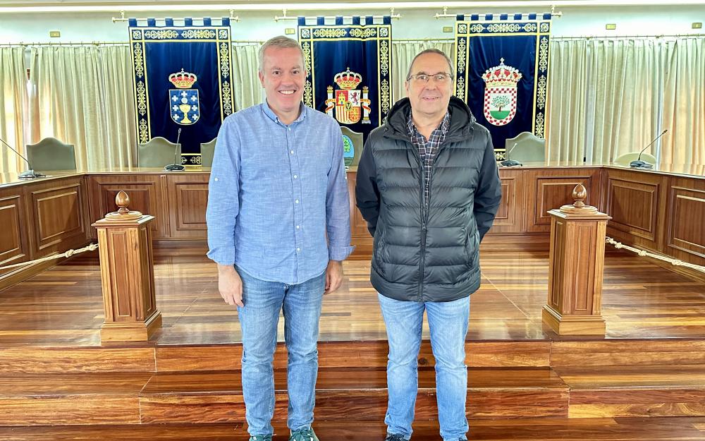 O Alcalde Luis Piña recibe no Concello ao novo párroco da Cañiza, Achas, Petán e Deva, José Manuel Pereira Vidal, para darlle a benvida e ofrecerlle todo o apoio institucional. O Alcalde recibiu o pasado 23 de outubro no Concello a Don José Manuel Pereira Vidal, novo párroco das Parroquias de Santa Teresa de Xesús da Cañiza, San Sebastián de Achas, Santa Eulalia de Deva e San Xulián de Petán, quen comezou a súa labor pastoral na Cañiza o pasado 19 de outubro, data na que celebrou a súa primeira misa no temp