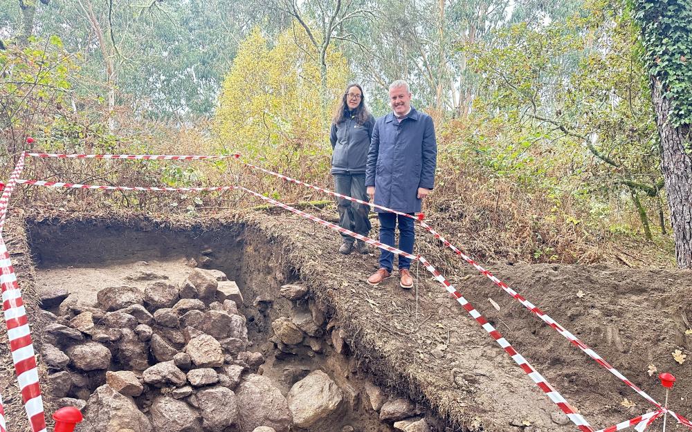 Primeiros avances da prospección arqueolóxica na “Citania Castrexa das Grades”  O Alcalde Luis Piña visita os traballos e coñece de primeira man os primeiros achados e a metodoloxía da intervención