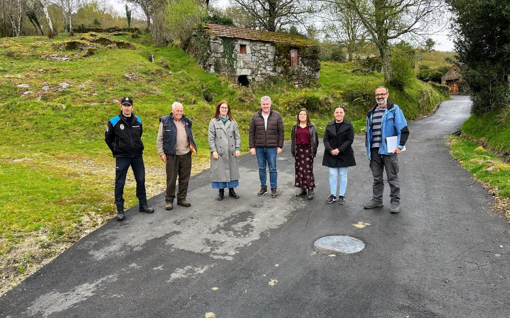 O Alcalde visita o lugar de Gundián en Petán no que recentemente se investiron 110.909,65€ para a construción do saneamento, instalación dunha depuradora biolóxica e asfaltado de 518 m. de pista municipal.