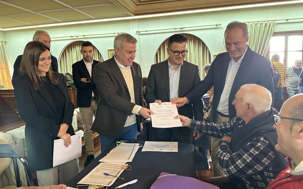 Esta mañá entregáronse no Concello os títulos de propiedade da parcelaria de Oroso a 629 propietarios.