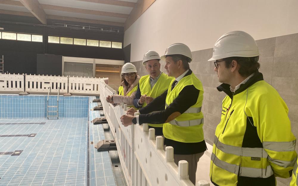 O Delegado do Goberno en Galicia, José Miñones, visita a piscina climatizada da Cañiza despois de que o MITMA subvencionara as obras con case 730.000 €uros