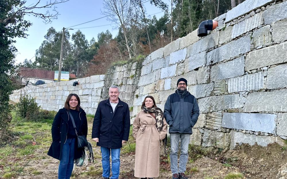O Concello destinou 127.180,19€  para a construción de muros de contención e arranxo de viais na Xesteira- Senande e Aldeíña en Petán e na Costa de Oroso para asegurar as pistas municipais tras os temporais de choivas de 2022-2023.