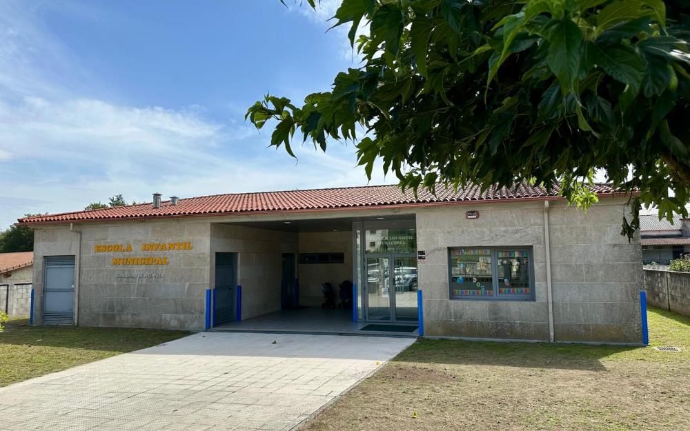 O Concello da Cañiza realiza un simulacro de incendios na Escola Infantil Municipal O Alcalde Luis Piña informou esta mañá sobre os obxectivos acadados co simulacro de incendios realizado o pasado venres, 10 de setembro, nas instalacións da Escola Infantil Municipal (0-3 anos). A actuación que comezou as 15h,  contou coa colaboración de diferentes servizos de seguridade e protección civil e tivo como principal finalidade mellorar a preparación do persoal educativo ante emerxencias de cara a garantir a segur