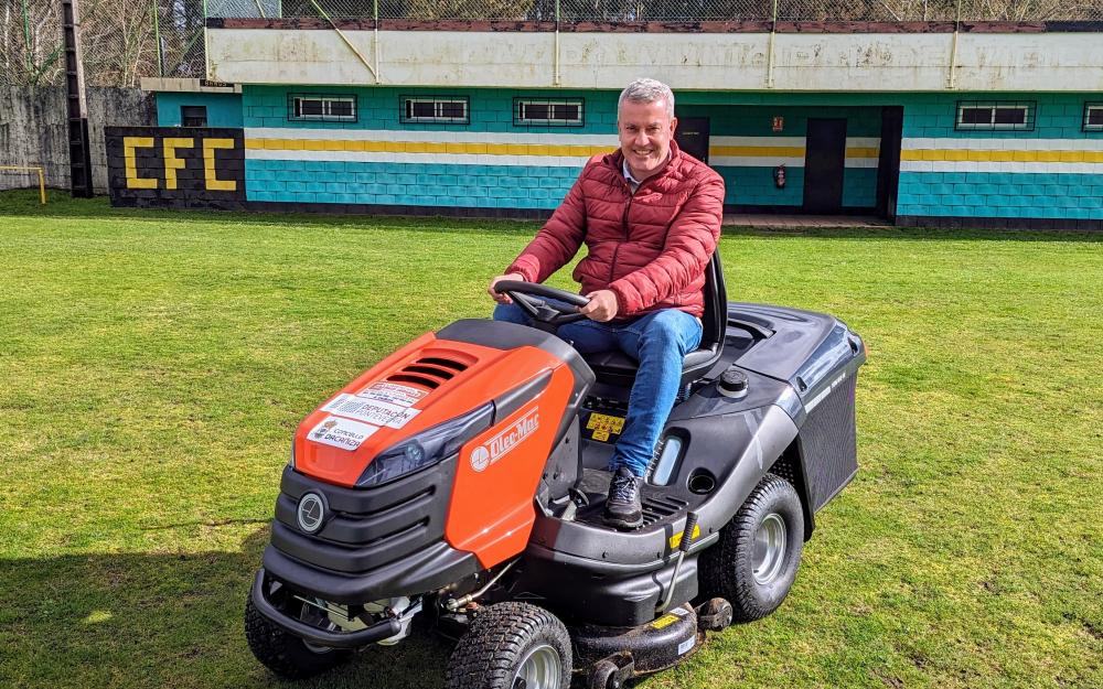 O campo de fútbol do VIEIRO estrea novo tractor cortacésped