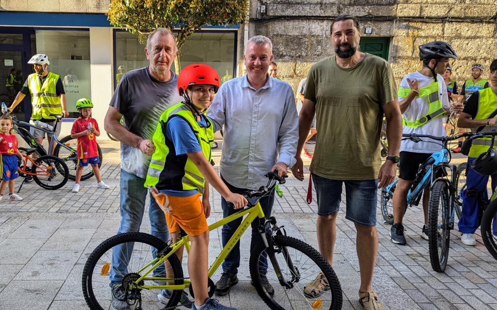 Medio centenar de nenos e nenas participaron onte na FESTA DA BICI cun paseo pola Cañiza e a súa contorna