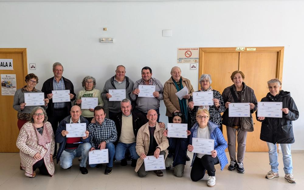 O Alcalde entrega os diplomas acreditativos do curso de «ALFABETIZACIÓN INFORMÁTICA», rematado este 18 de novembro
