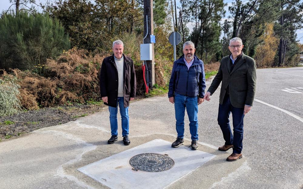 O Concello remata as obras de instalación dun novo caudalímetro na rede de abastecemento de auga potable do núcleo urbano  O Alcalde Luis Piña informou esta mañá da finalización desta obra que consistiu na dotación e instalación dun equipo novo de medida de caudal na zona Este (rúa Alvaro Cunqueiro) para continuar sectorizando a rede de auga de consumo, co obxectivo de minimizar as perdas de auga na nosa zona de abastecemento. Este novo caudalímetro súmase aos 4 colocados en 2023 na rede.  A obra cun invest