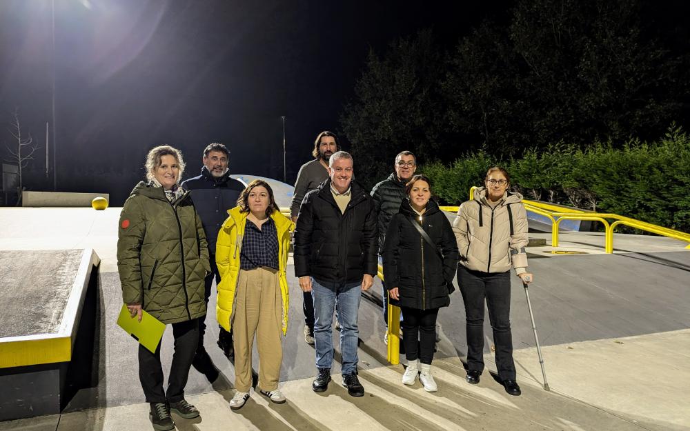 As pistas de skatepark  e pumptrak da Cañiza estrean iluminación  	O Alcalde anunciou esta mañá que xa están rematadas as obras de dotación de iluminación exterior pública nesta instalación deportiva, inaugurada o 5 de xuño de 2023.  	Luis Piña visitou onte pola noite as pistas, acompañado dos Concelleiros de Goberno,  de Maika Martínez e Marcos Núñez, enxeñeiros da empresa encargada da redacción do proxecto e dirección da obra, Geourban Ingeniería Ambiental y Urbanismo S.L., así como do xerente da empres