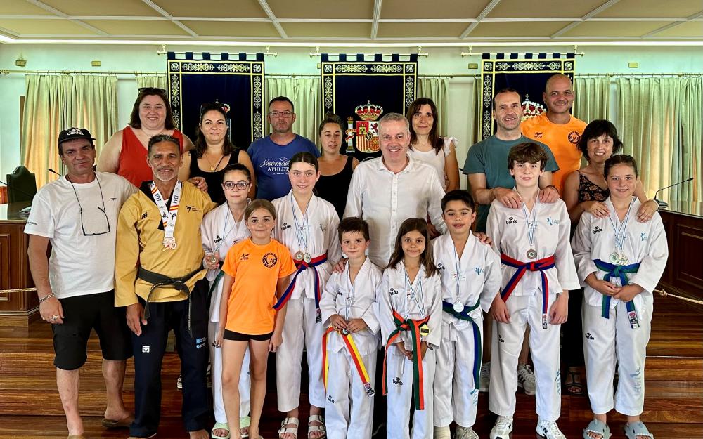 Recepción do Alcalde da Cañiza, Luis Piña, aos medallistas da escola de taekwondo no Salón de Plenos do concello para felicitalos polos novos podios.