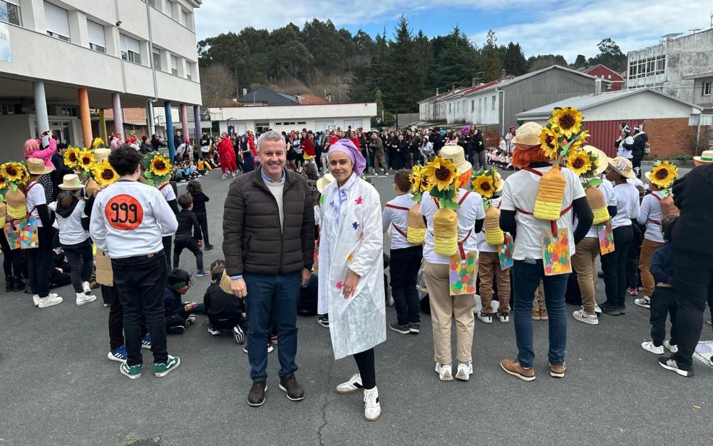 Os alumnos do CPI da Cañiza, acompañados dos profesores e da directora, celebraron esta mañá o seu entroido cun desfile polas principais rúas da Cañiza e bailes na Praza Maior.