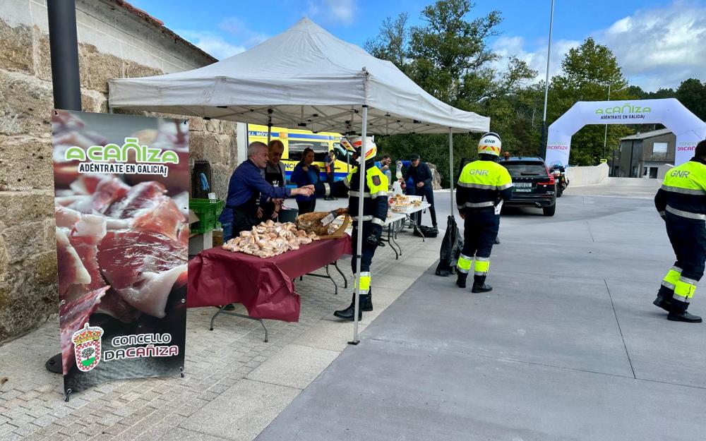 O “Monção e Melgaço Granfondo 2025” fixo parada na Cañiza cun gran avituallamento na Ponte das Achas, reforzando a promoción do Xamón da Cañiza