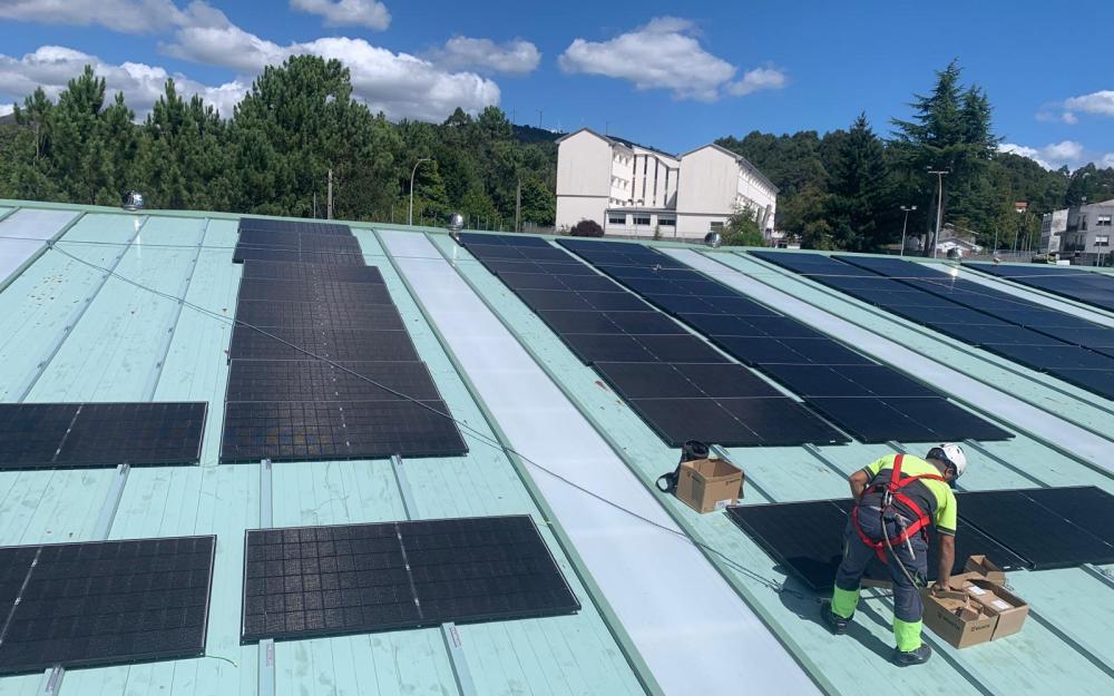 O Alcalde Luis Piña anunciou hoxe a finalización das obras de instalación das plantas fotovoltaicas para autoconsumo colectivo nos pavillóns deportivos da Cañiza e Valeixe