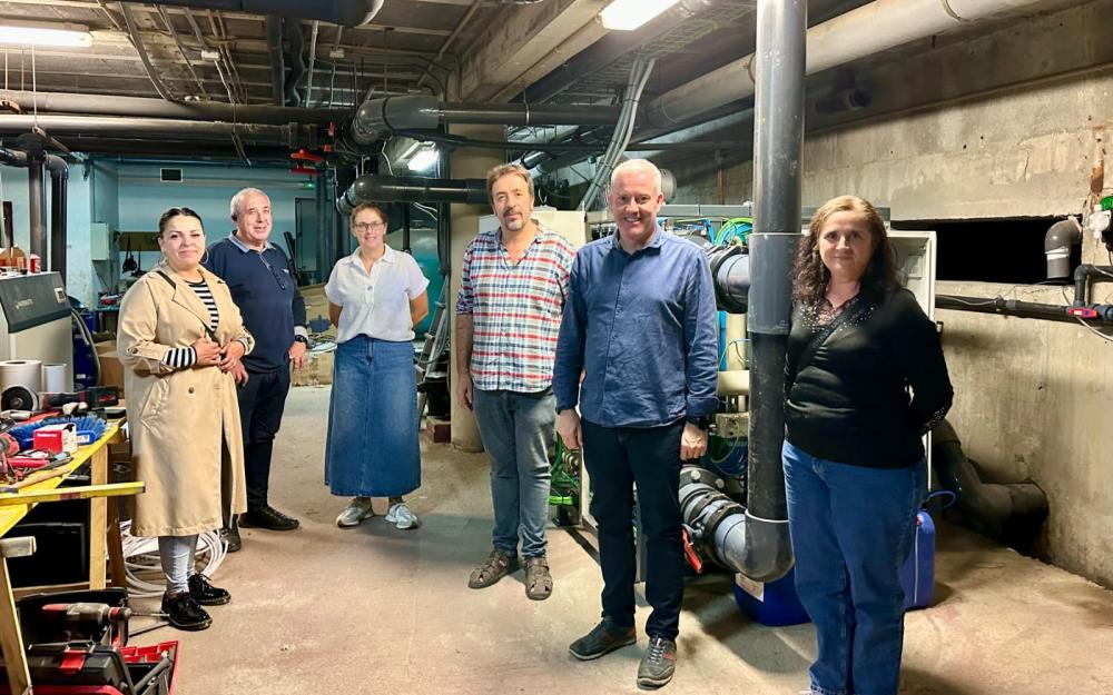 O Alcalde visita as instalacións da piscina climatizada tras a finalización das obras de renovación integral dos sistemas de depuración  •	A actuación contou cun investimento de 232.672,85€ e dúas axudas da Deputación de 107.033,26 € e 125.462,06 €.  •	Na visita estivo acompañado pola 1ª Teniente de Alcalde María José Rodríguez e a Concelleira Eva María Rivas, por responsables e técnicos da empresa constructora MEDANCLI, SL e por persoal municipal.  •	A Piscina climatizada inicia a nova tempada este mércore
