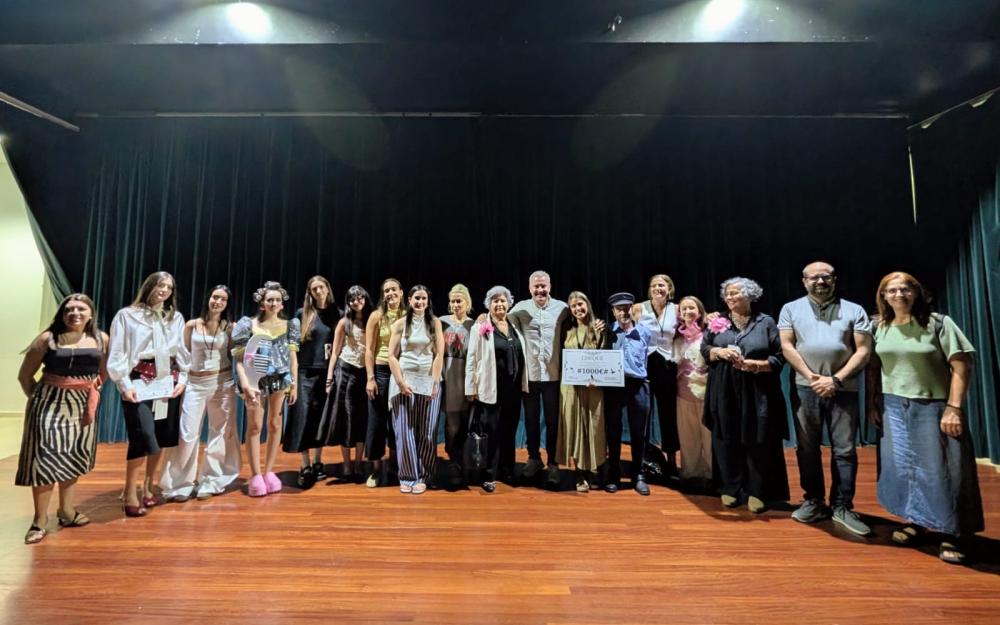 Fotografía coa familia de José Castro, o Alcalde de Concelleiros de Goberno, as deseñadoras participantes, a gañadora do certame e o artista canicense Diego de Giráldez