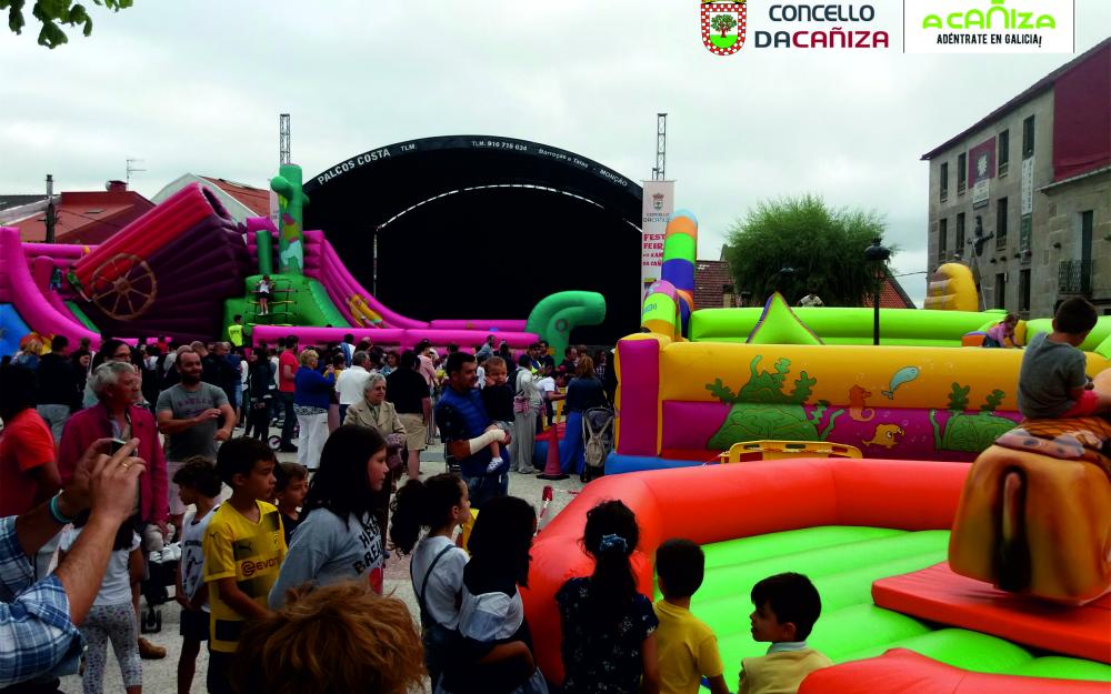 Tarde de inchables na Praza Maior. o domingo 30 de xullo