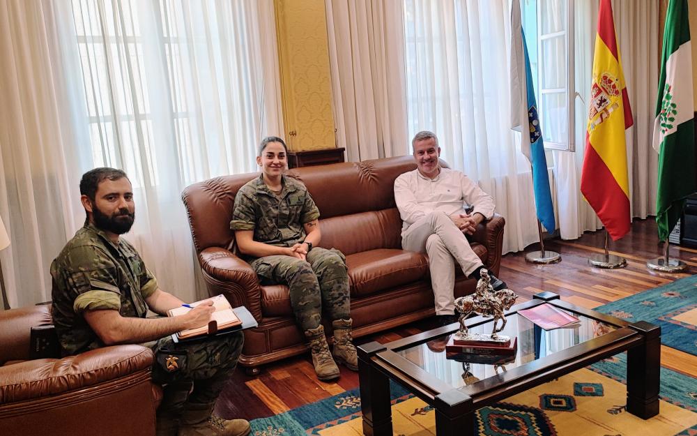 O Alcalde recibe aos responsables da BRILAT de organizar na Cañiza o despregamento das patrullas da Operacion Centinela de Defensa dos Montes Galegos 2022